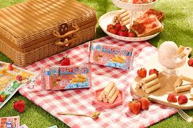 Kuai Kuai Peacock Wafer Roll - Strawberry Flavor 63g乖乖草莓口味捲心餅